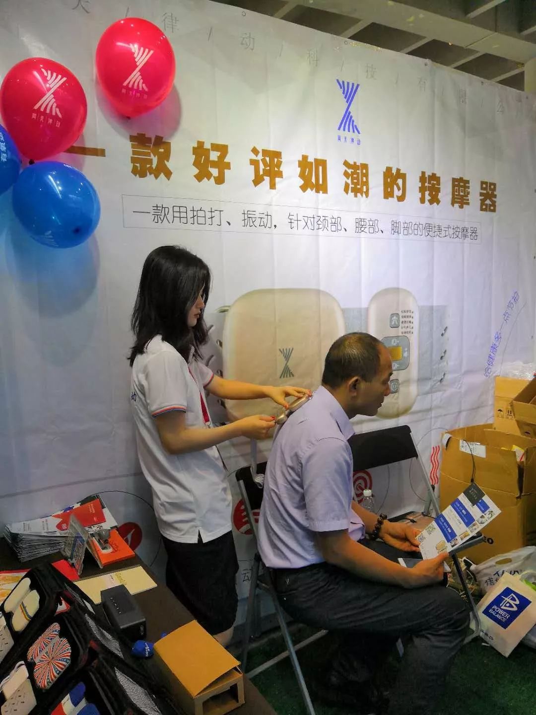 現(xiàn)場(chǎng)體驗(yàn)人群絡(luò)繹不絕