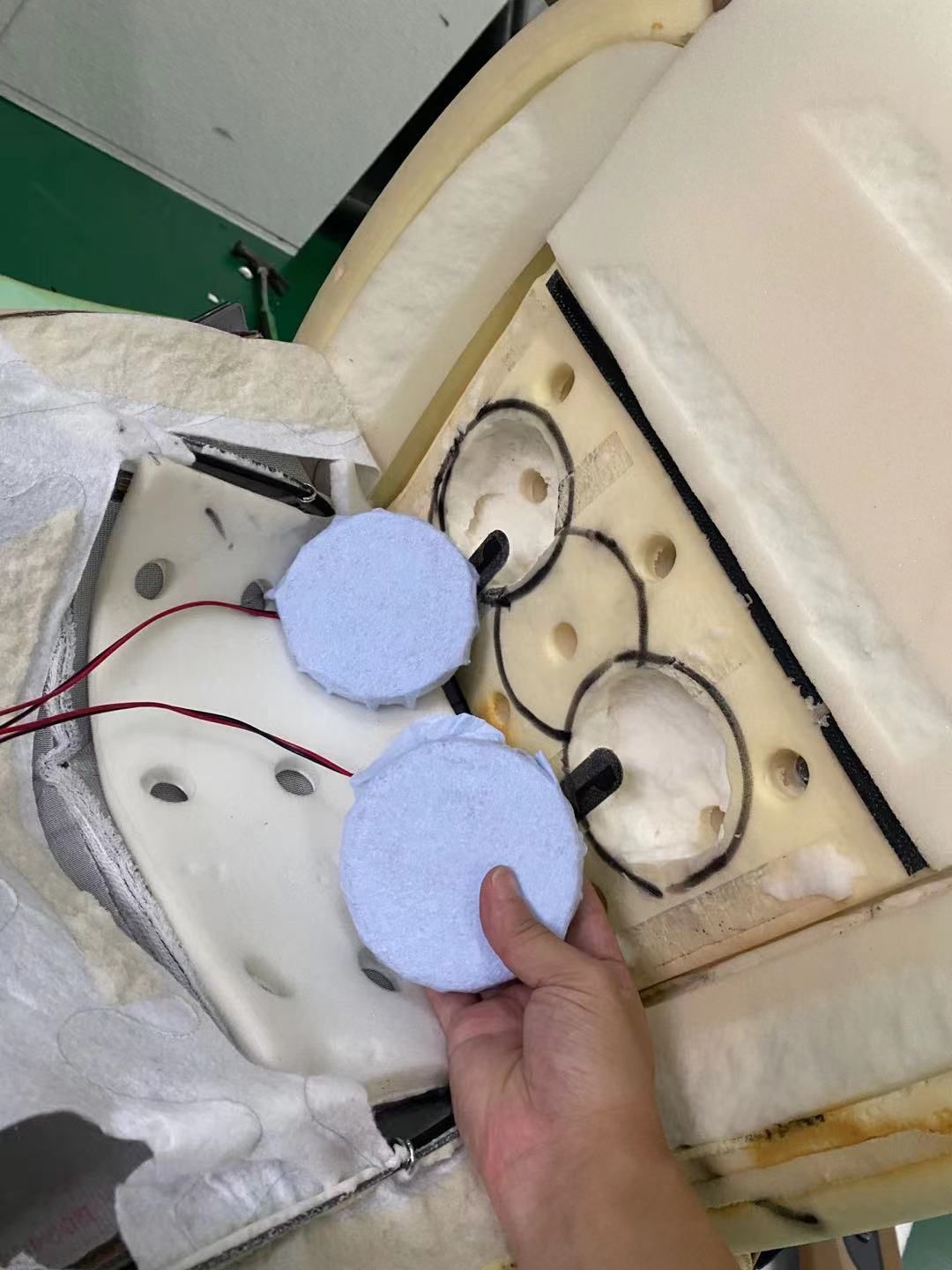 拆機(jī)后我們?cè)谧蔚腁面加裝了體驗(yàn)音樂(lè)核心律動(dòng)部件，換能器。