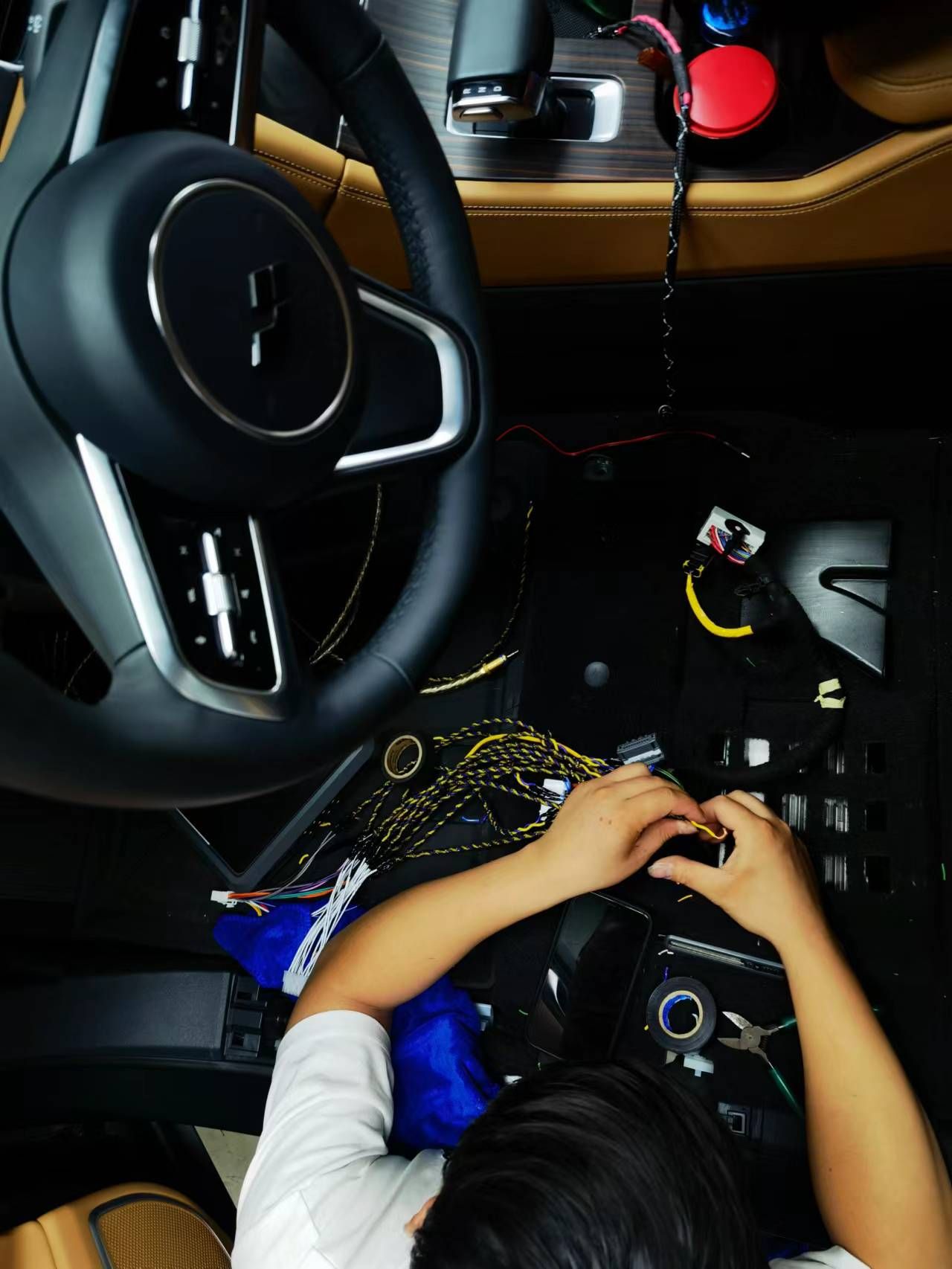 預(yù)裝完換能器我們?cè)谲?chē)機(jī)功放中，接出一段全屏信號(hào)，將信號(hào)給副駕座椅。